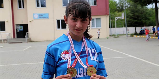 Köyde çiftçi, okulda öğrenci