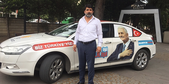Arabasını Binali Yıldırım fotoğraflarıyla kaplattı