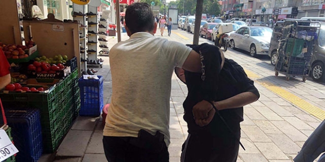 Kaldırımlara cinsel içerikli kartvizit atarken yakalandı