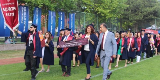 Açıköğretim öğrencileri mezuniyet sevinci yaşadı