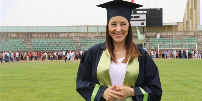 Üniversiteden 51 yaşında dereceyle mezun oldu