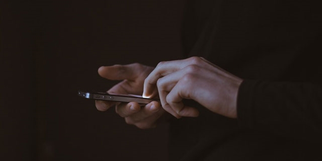 Cep telefonlarından yansıyan mavi ışık uyku düşmanı