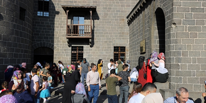 YKS öncesi türbe ve camilere akın ettiler