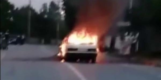 Seyir halindeki otomobil alev topuna döndü