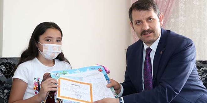 Karnesini evinde valinin elinden aldı