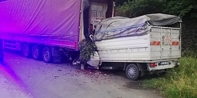 Park halindeki tıra çarpan kamyonetteki 2 kişi öldü