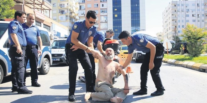 Yardım için duran sürücüyü de gasp etti