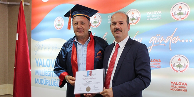 Milli Eğitim Müdüründen şoförüne 'kep' töreni