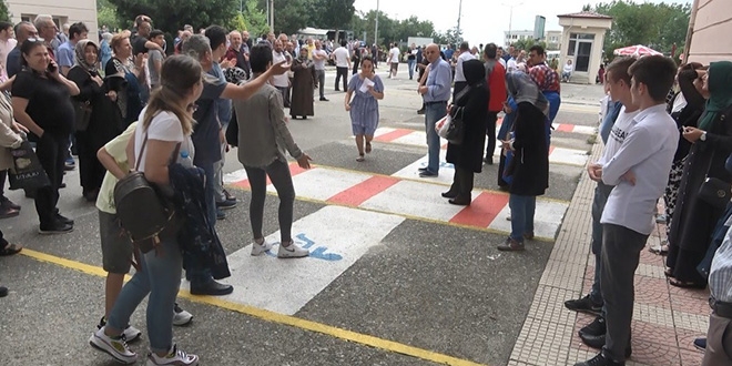Sınav merkezine son saniyede alkışlar arasında girdi