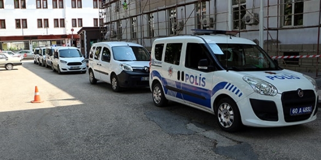 Kimliğini unutan öğrencilere polisten yardım