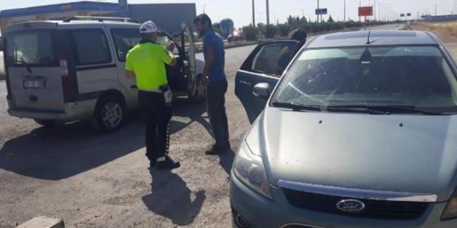 Polis memuru, sınava girecek adaylara aracını verdi