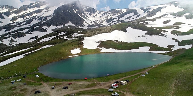 Dağların arasındaki krater gölleri cezbediyor