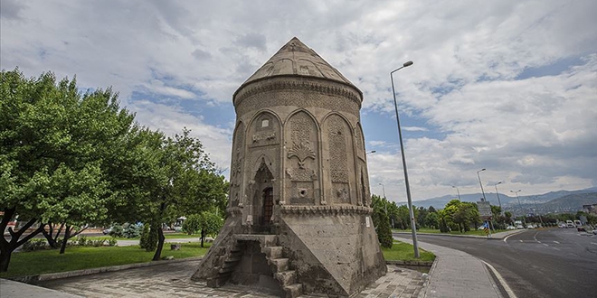 Bin yıllık 'Türk çadırı' kümbetler