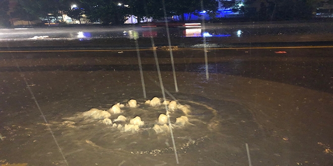 Başkent'te sağanak yağmur hayatı olumsuz etkiledi