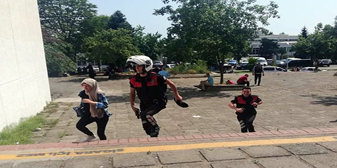 Kimliğinde fotoğraf olmayan öğrenciye polisten destek