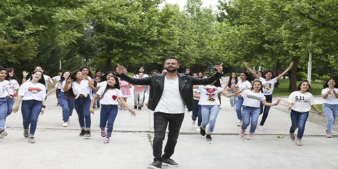 Öğretmen ve öğrencileri 'köy okulları' için klipte buluştu