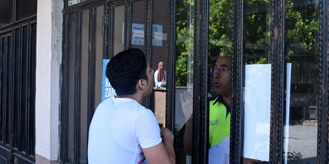 Sınava geç kalan öğrenci tepkilere rağmen içeri alınmadı