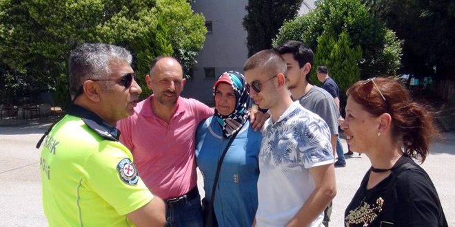 Polis, trafiği durdurup Süleyman'ı sınava yetiştirdi
