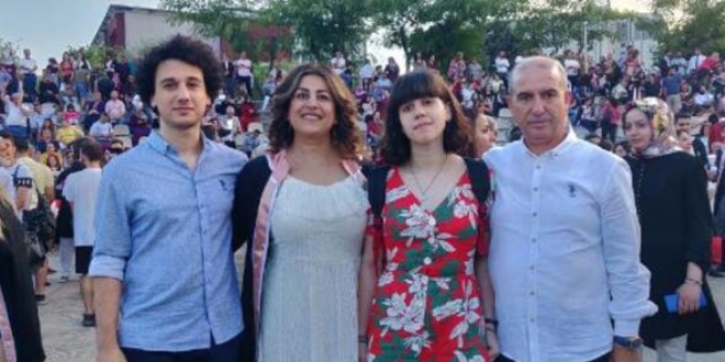 49 yaşındaki 2 çocuk annesi, üniversite birincisi oldu