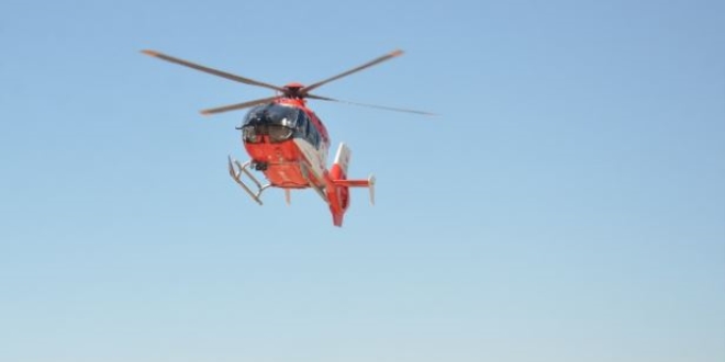 Dağlık arazide düşen öğretmen, helikopterle kurtarıldı