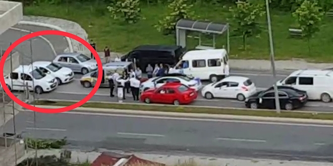 Düğün magandaları yolu kapatıp oyun oynadılar