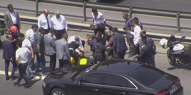 Binali Yıldırım'dan, kaza yapan motorsikletliye yardım