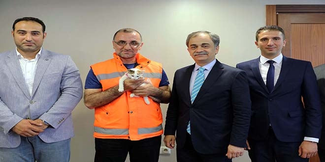 Yavru kediyi suni teneffüs ile kurtaran işçiye ödül