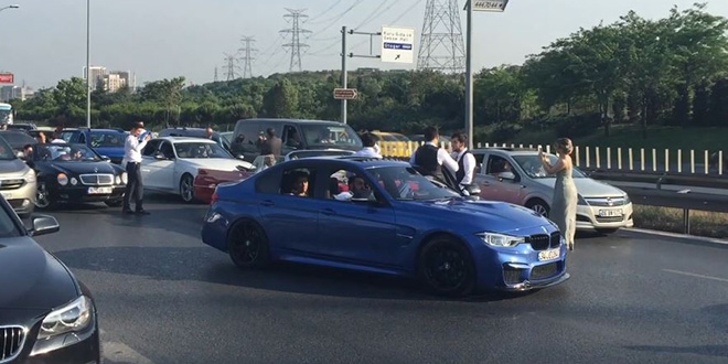 Bir magandalıkta İstanbul'dan... Yolu kapatıp oynadılar