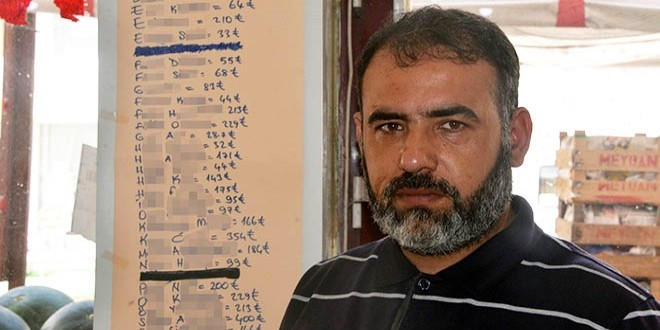 Alacaklarını tahsil edemeyen manavdan ilginç yöntem