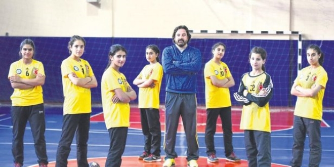 Öğretmenlerinin peşinden 1600 km'lik okul tayini!