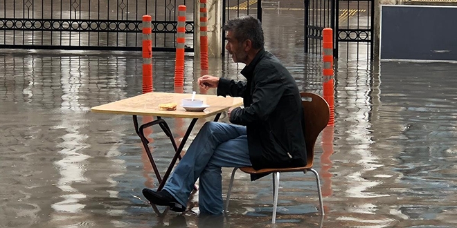 Göle dönen yol ortasında çorba keyfi