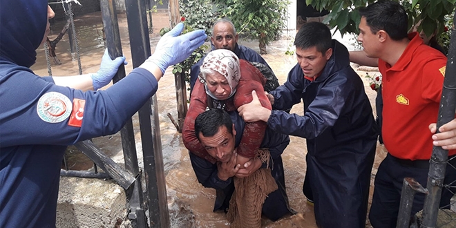 İtfaiye eri yaşlı kadını sırtında taşıdı