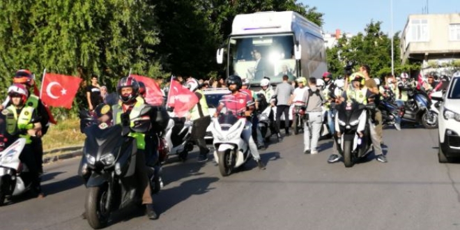 Motosiklet sürücülerinden Binali Yıldırım'a jest