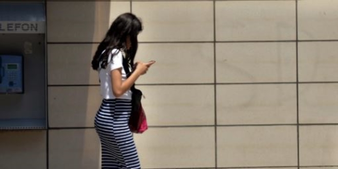 Yolda yürürken bile telefonu elden bırakmıyorlar