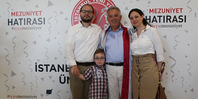 Diplomasını almaya torunuyla geldi
