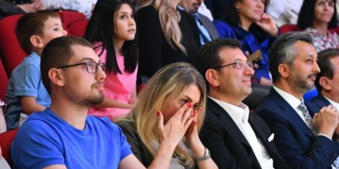İmamoğlu oğlunun mezuniyet törenine katıldı