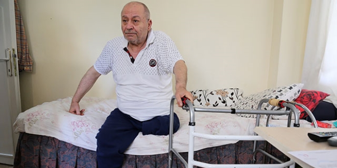 Parmağının kesilmesini beklerken bacağından oldu