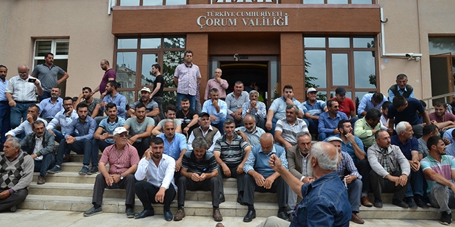 Köylülerden valilik önünde oturma eylemi