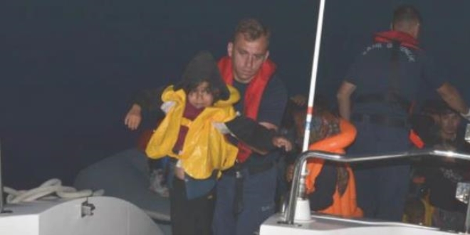 Kuşadası Körfezi'nde 15'i çocuk 40 kaçak göçmen yakalandı