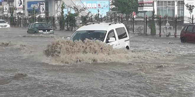 Elazığ'da yollar göle döndü, ağaçlar devrildi