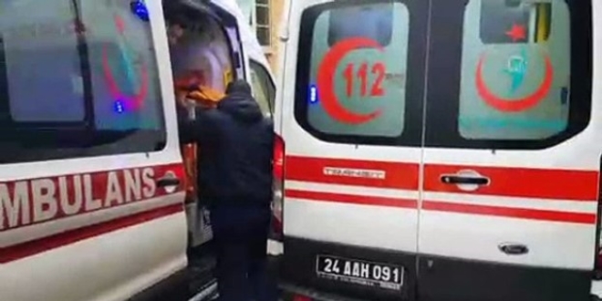 Erzincan'da minibüs bariyere çarptı: 7 yaralı