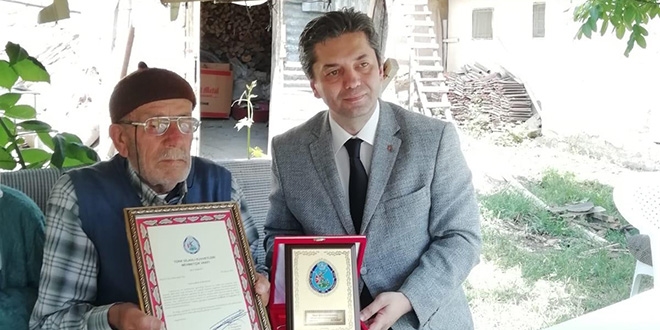 Emekli maaşından arttırıp Mehmetçiğe bağışladı