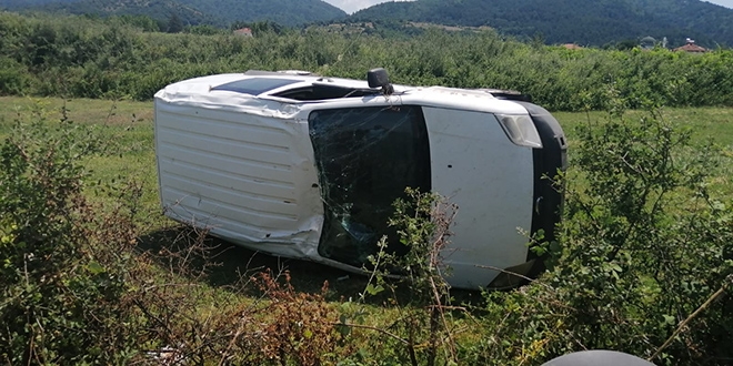 Greve giderken aracyla takla atan komiser ehit oldu