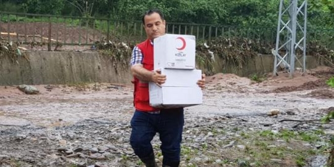 Müdür, göreve başladığı gün selzedelere yardıma koştu