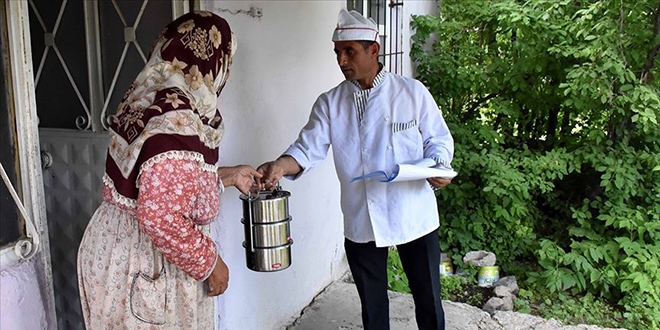 Kapı kapı gezerek devletin 'sıcak yüzü' oluyorlar