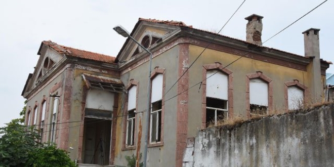 Mahalleli endişeli! Tarihi Rum okulunu talan ettiler
