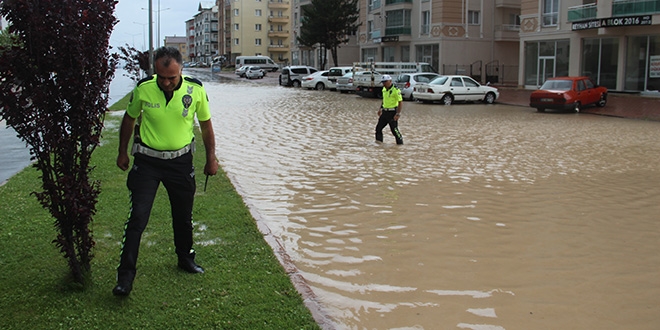 Sivas'ta şiddetli yağış caddeleri göle çevirdi