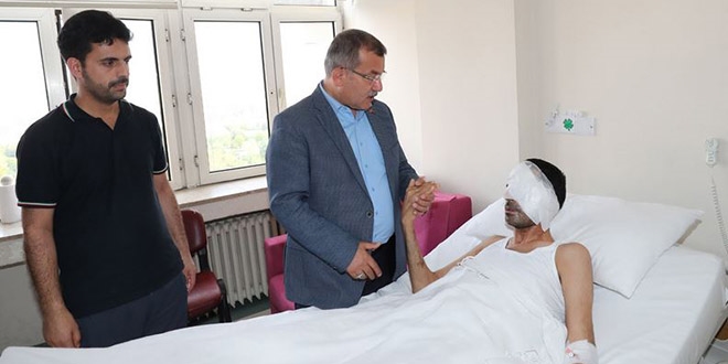 Celal Uzunkaya'dan yaralı polislere anlamlı ziyaret