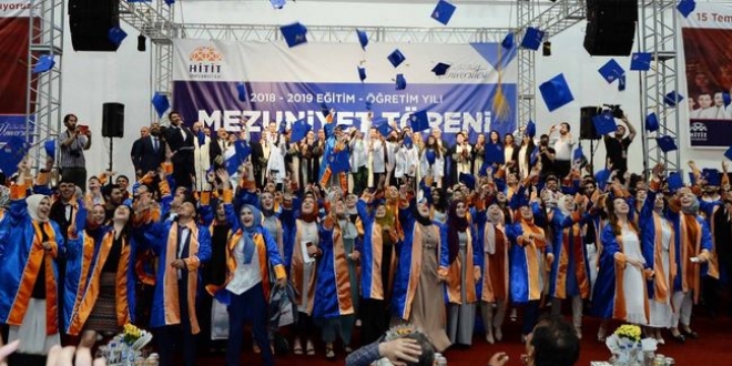 47 yaşında dördüncü üniversiteden mezun oldu