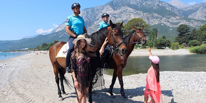 Atlı jandarma timi göreve başladı; turistlerden büyük ilgi